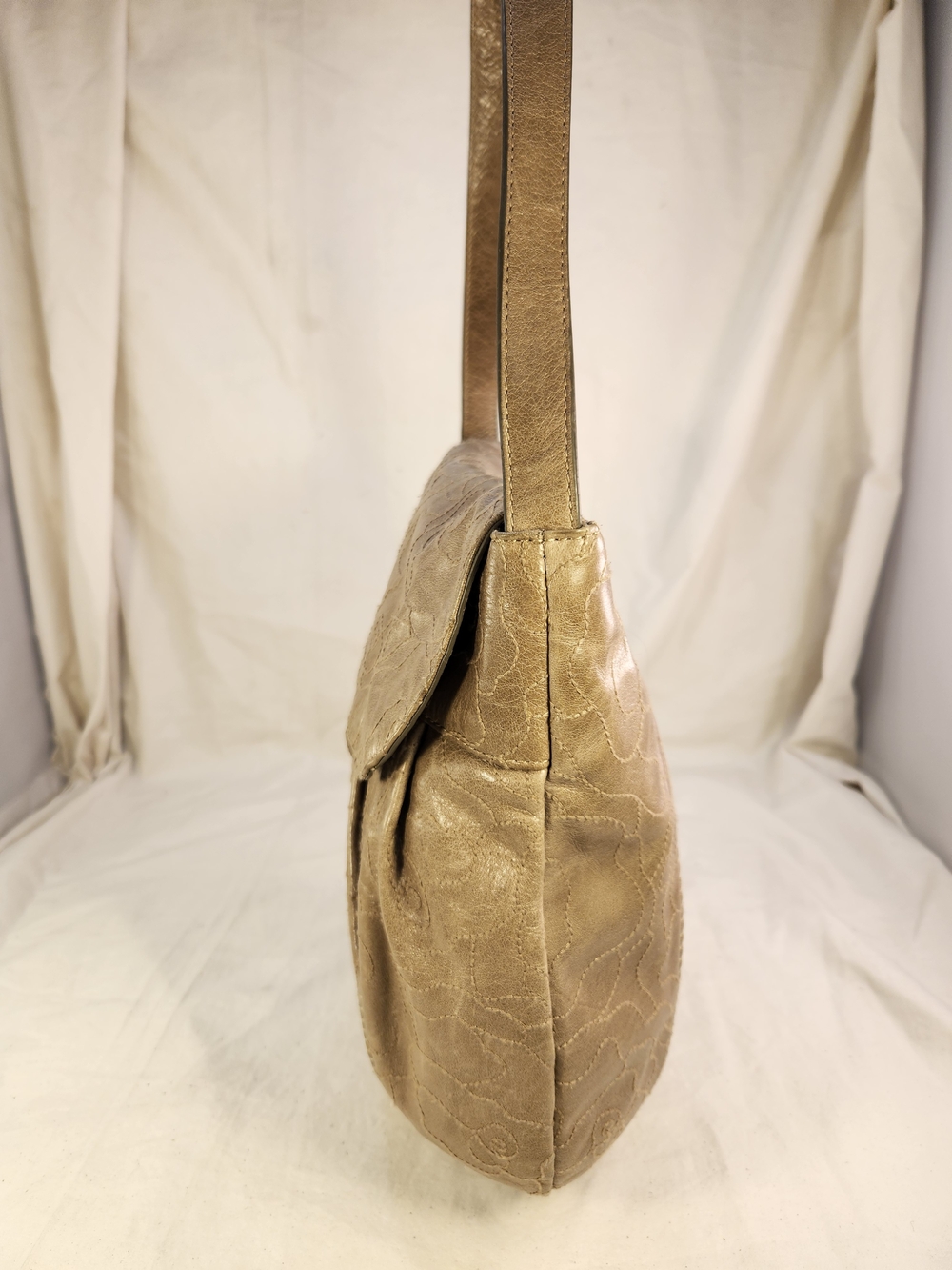 HOBO INTERNATIONAL DISTRESSED FLORAL SHOULDER TAUPE PURSE BAG - Picture 5 of 13